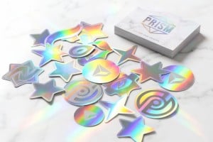 Guia de adesivos holográficos personalizados mostrando efeitos de difração arco-íris em filme de poliéster metalizado