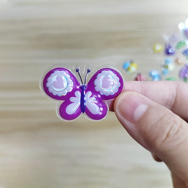 Close da superfície em relevo de um adesivo blister personalizado