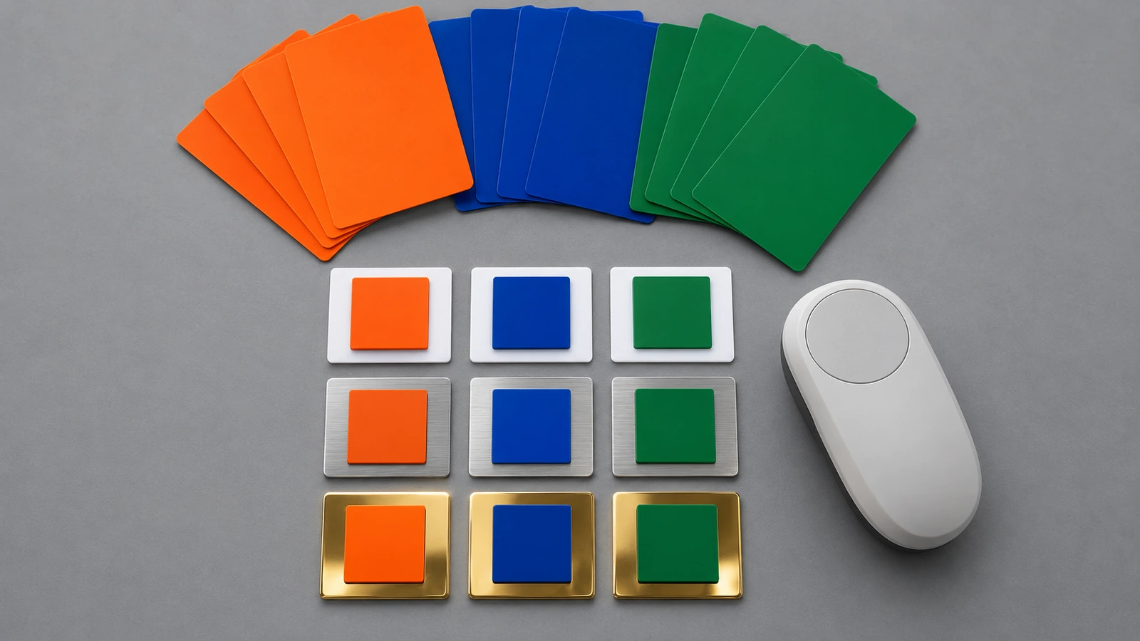 Amostras de cor da marca comparadas com ímãs impressos em substratos branco, prata e dourado sob iluminação neutra