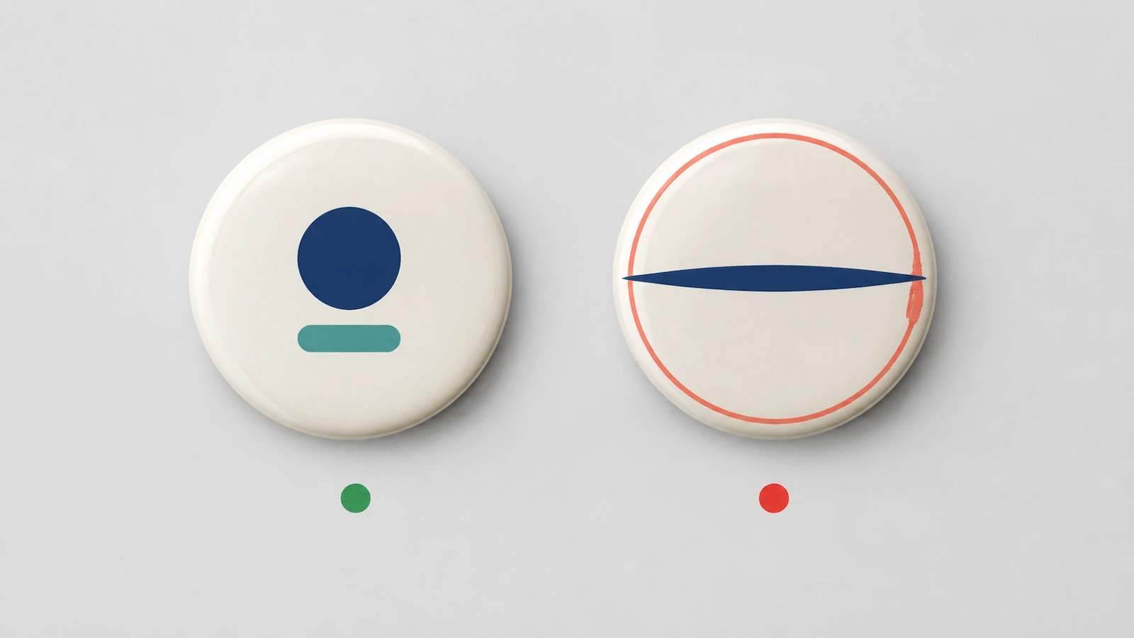 Comparação de dois bottons redondos: à esquerda, um emblema empilhado compacto fica centralizado, com margem generosa e um ponto verde abaixo; à direita, uma forma horizontal larga e um anel fino de borda avançam para a curva, com um ponto vermelho abaixo