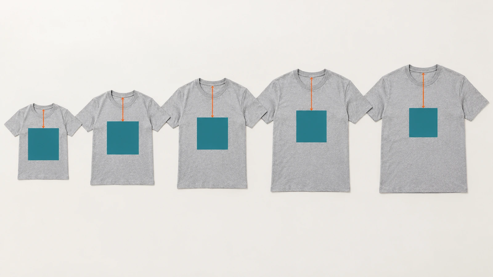 Fileira de camisetas dobradas, do tamanho pequeno ao extragrande, com o mesmo bloco de estampa, e setas medindo a distância abaixo da costura da gola