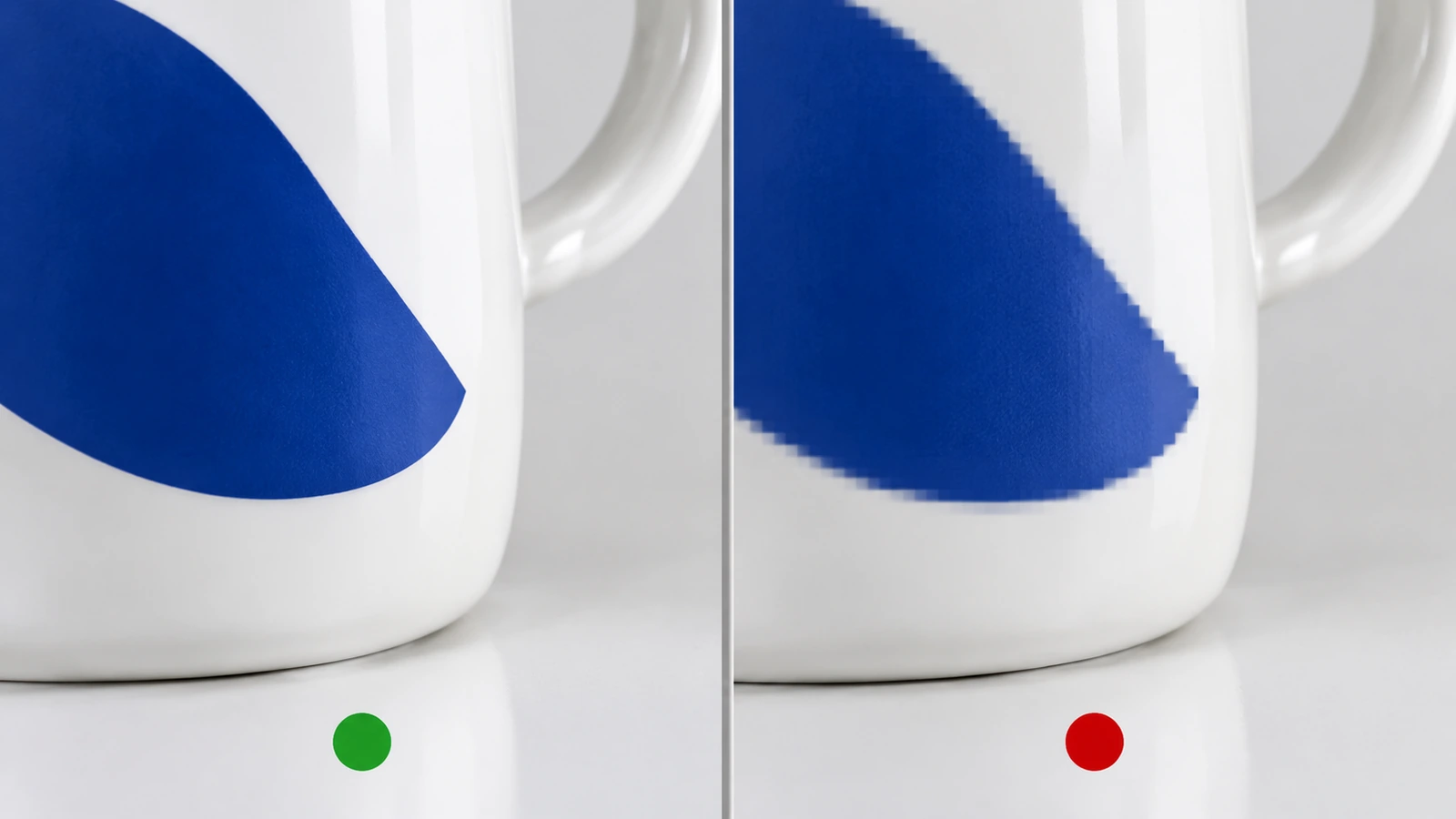 Close lado a lado da borda nítida de um logotipo vetorial e da borda pixelada de uma imagem matricial em uma caneca de cerâmica esmaltada branca