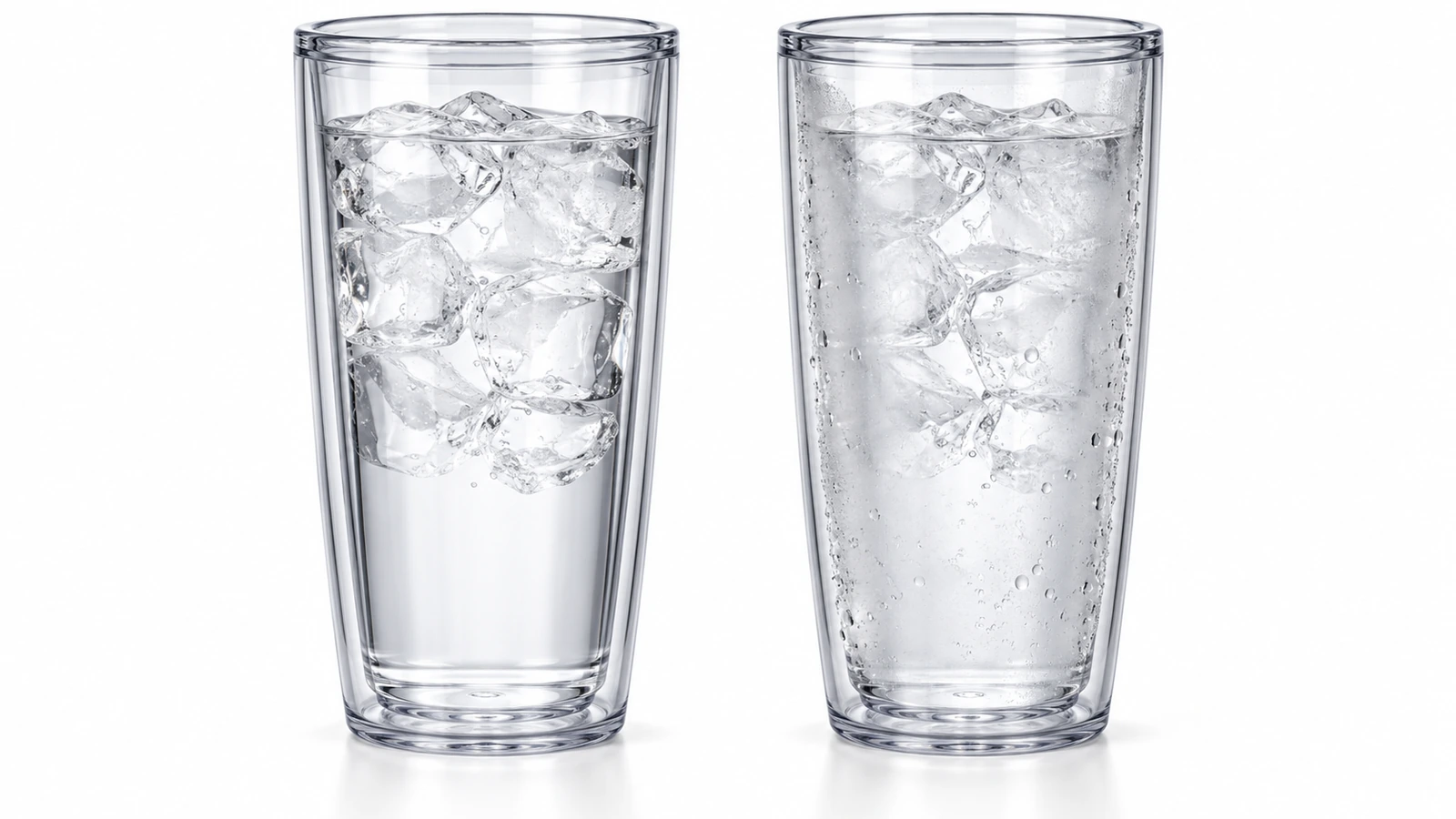 Dois copos transparentes de parede dupla lado a lado, um totalmente transparente e outro com uma faixa embaçada e gotas visíveis entre as paredes interna e externa