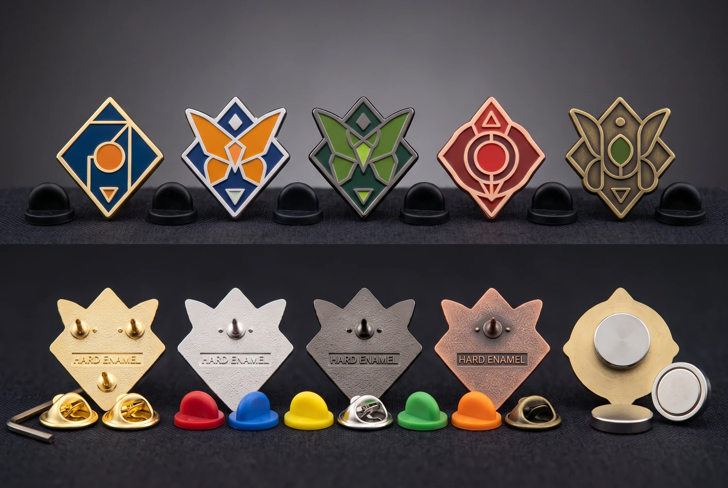 Desenhos geométricos de esmalte sobre fechos metálicos para pins, além de fixadores variados de borracha, metal e ímãs redondos