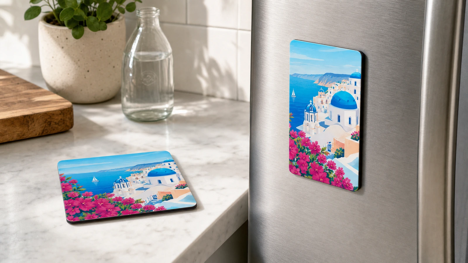 Ímãs com design de praia combinando, expostos deitados sobre uma bancada de cozinha e na vertical em uma geladeira