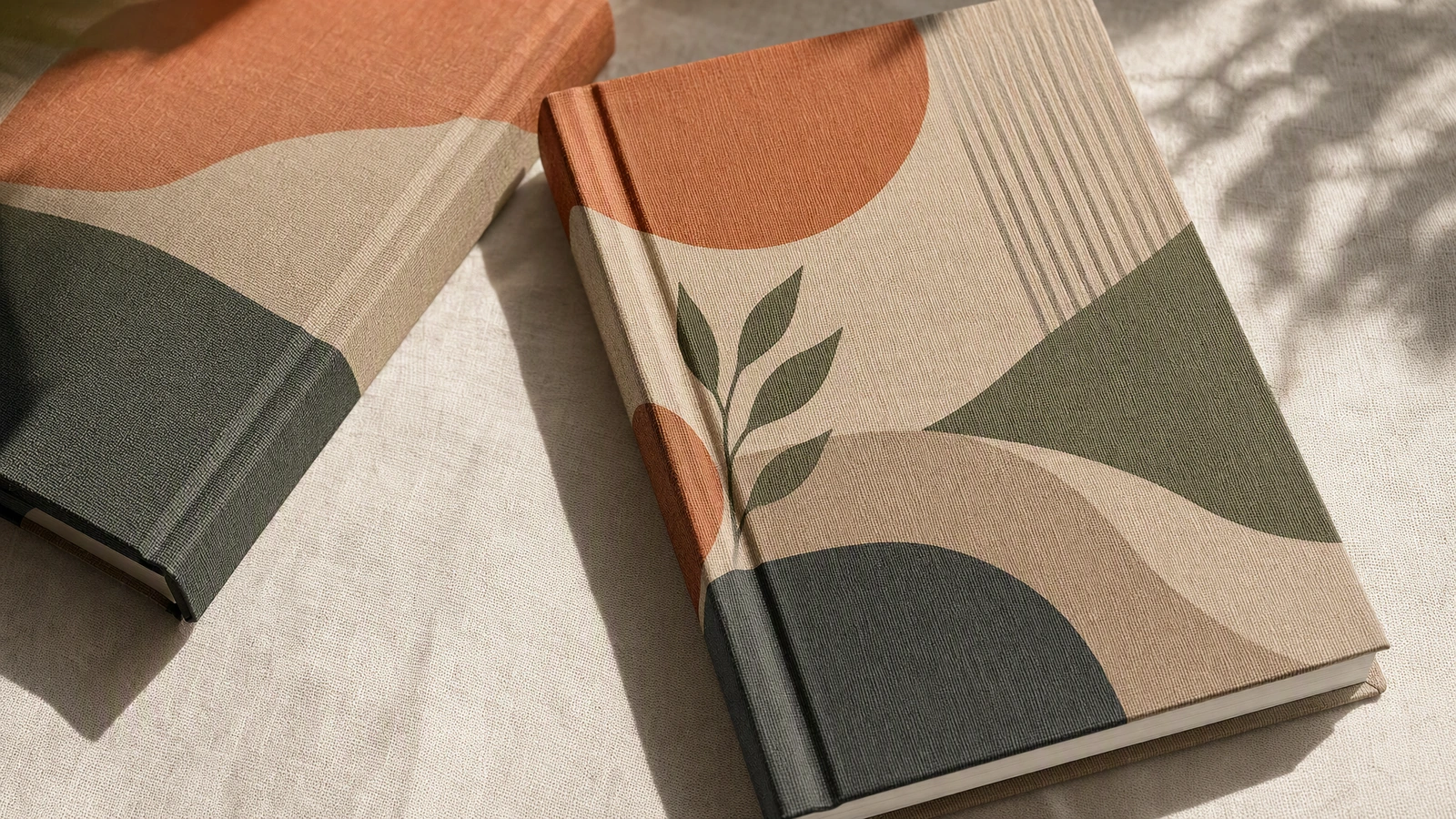 Cadernos com capa de tecido estampado Cadernos de capa dura estampados, ilustrativos, sobre uma superfície têxtil clara
