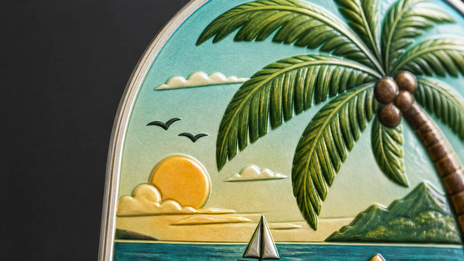 Detalhe em relevo da face do ímã tropical Ilustração em close de detalhes em relevo de palmeira, sol e oceano em um ímã com borda metálica