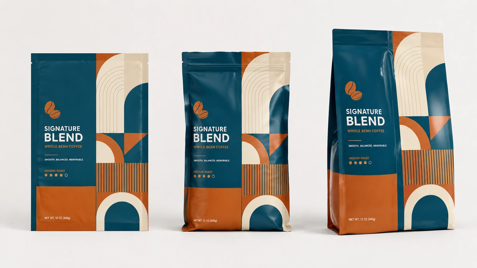 Comparação de perfis de bolsas para café Três perfis de amostras de embalagens para café com arte geométrica combinando