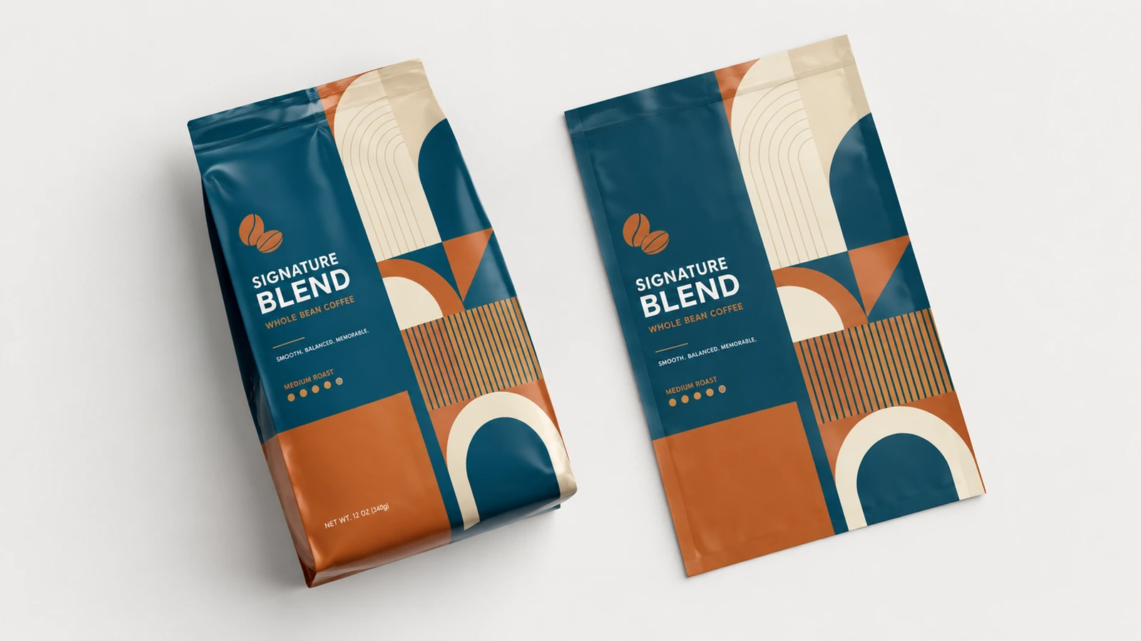 Vistas da amostra de bolsa para café Duas amostras de bolsas para café com gráficos combinando em azul-petróleo, laranja e creme