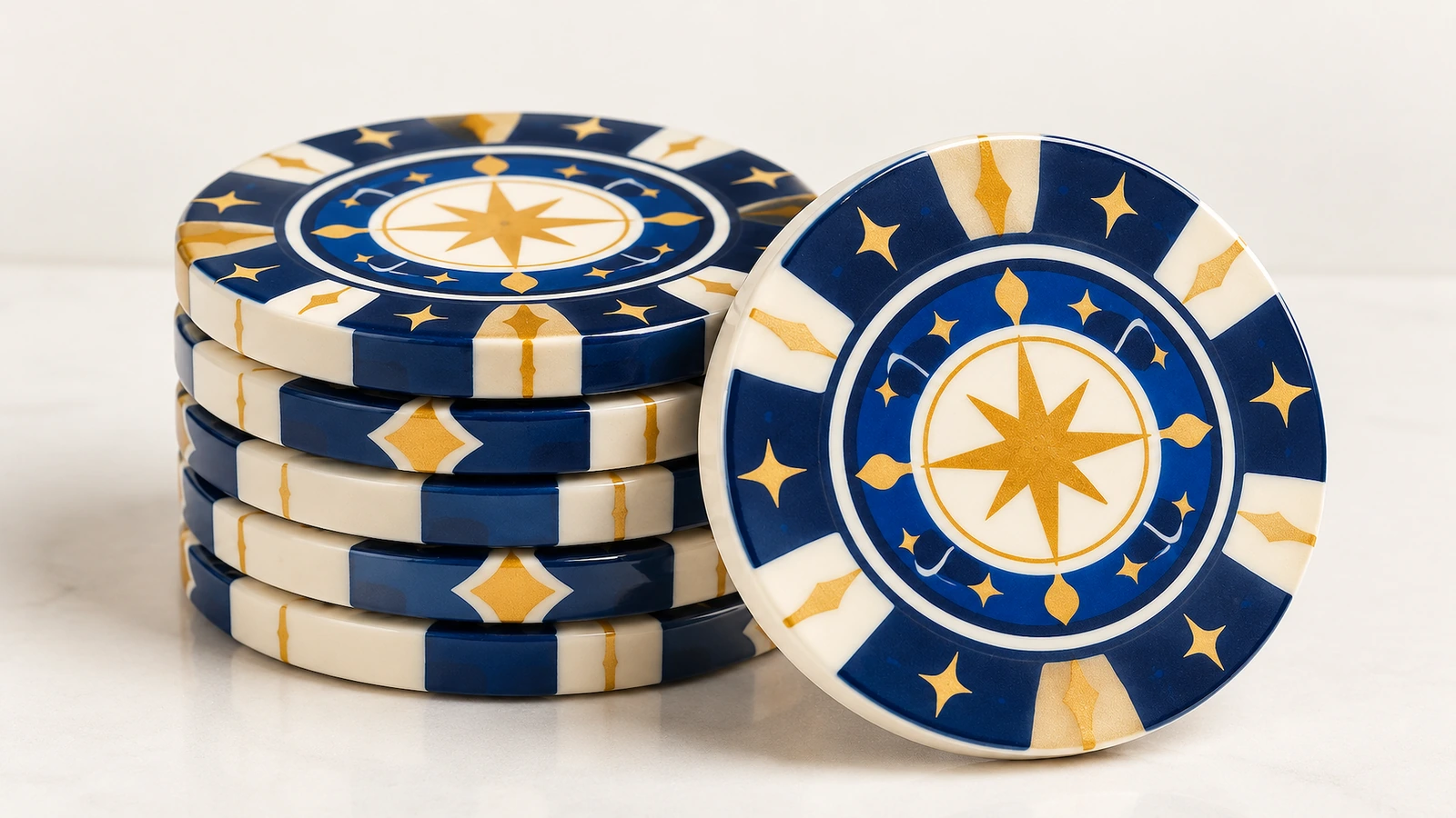 Pilha de discos com desenho de estrela ao lado de um disco decorado em pé