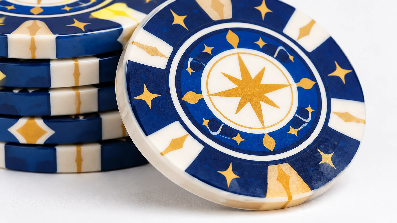 Close de arte com estrelas azuis e douradas em discos decorados e de uma pilha com padrões de borda correspondentes
