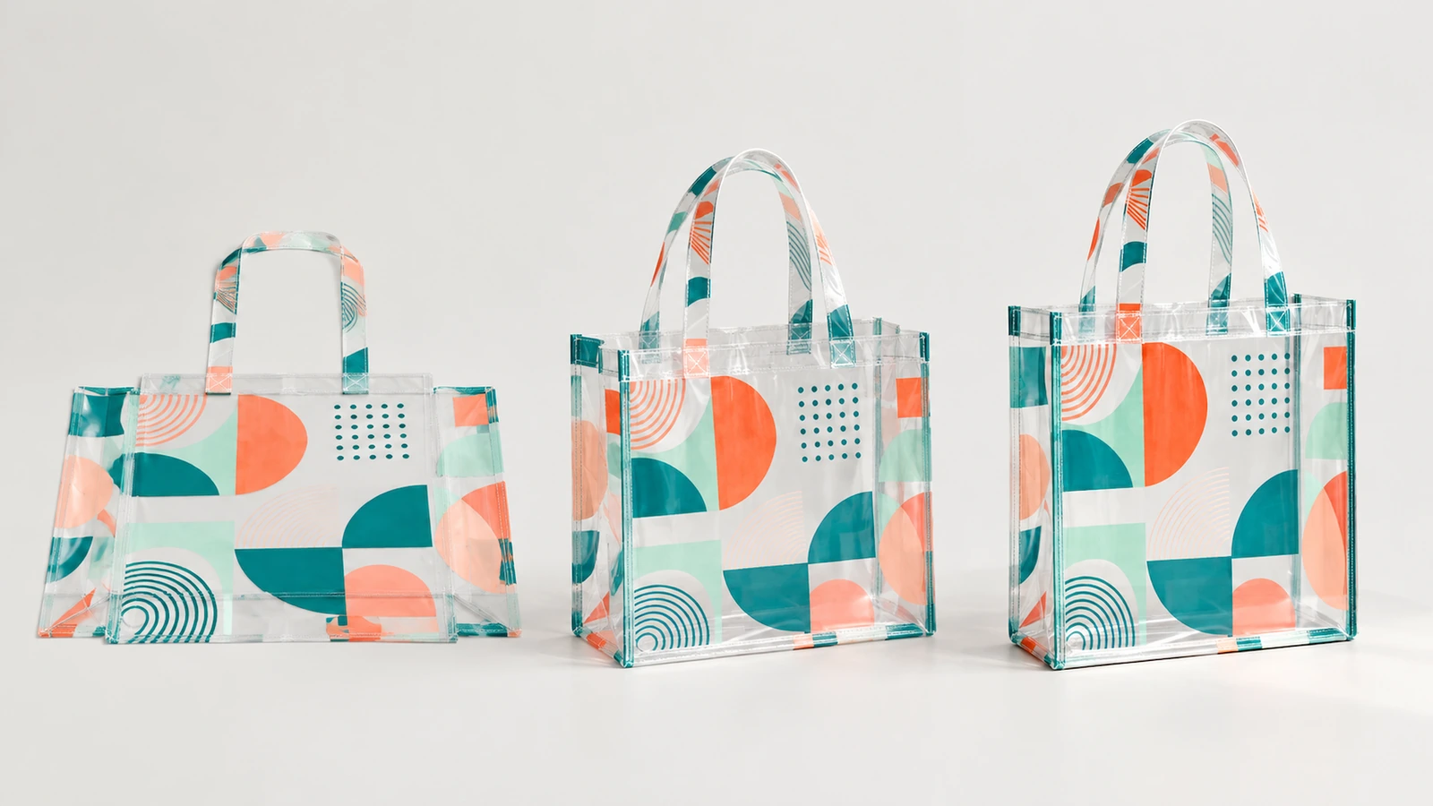Comparação de formato e alças de bolsas tote transparentes Três bolsas tote transparentes impressas, com alças de comprimentos diferentes e formatos de corpo distintos