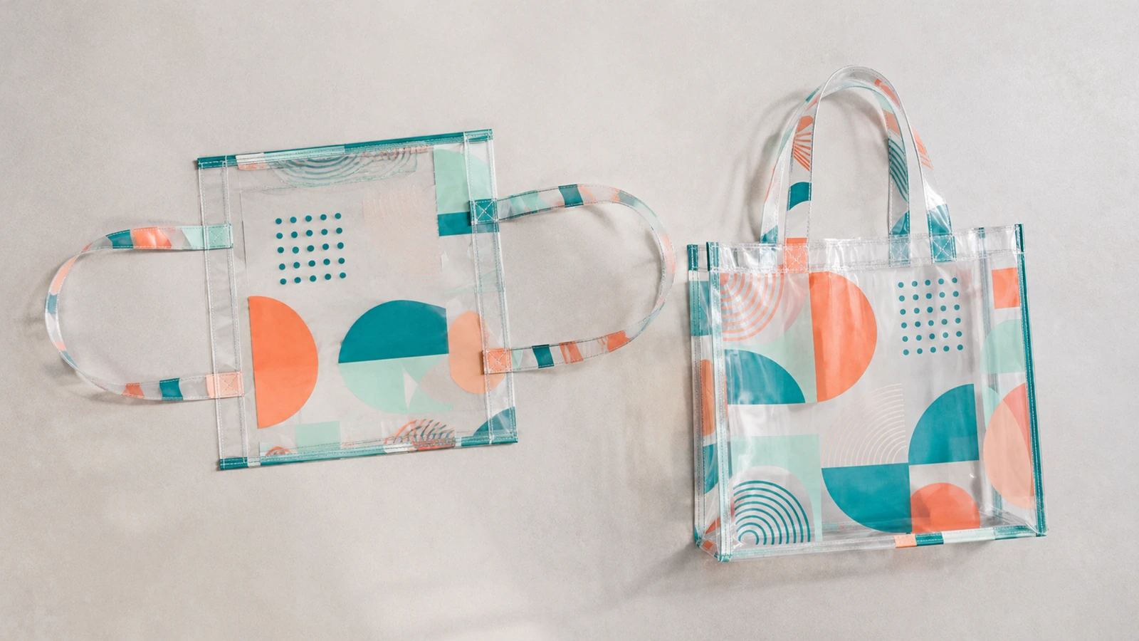 Bolsas tote transparentes planas e em pé Bolsa tote transparente plana, com alças abertas, ao lado de uma bolsa tote acabada em pé