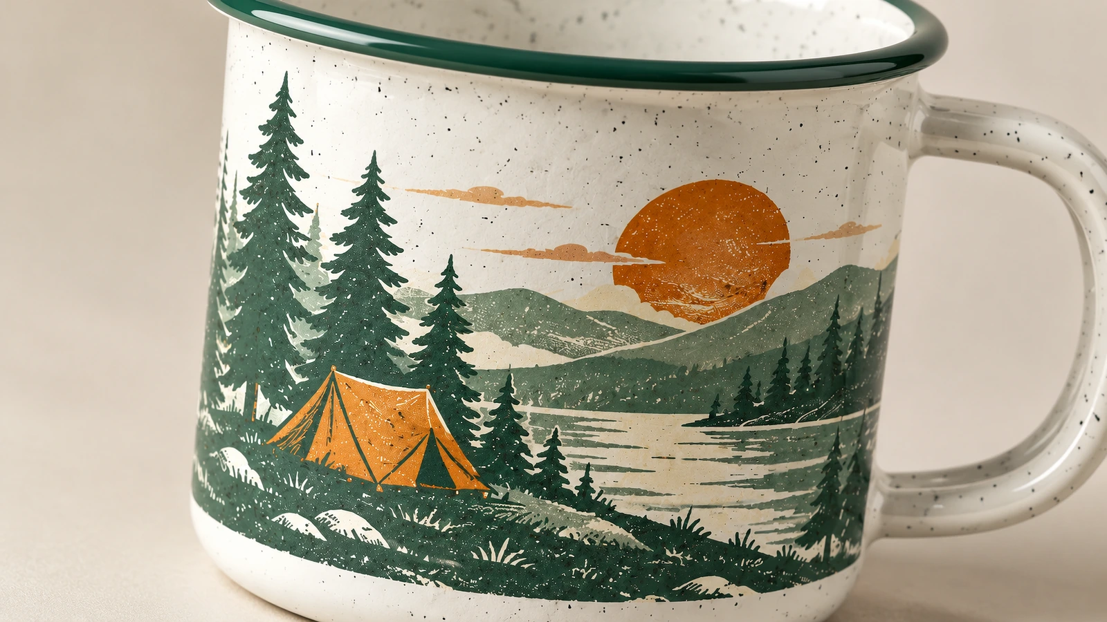 Decoração e detalhe da borda de caneca de acampamento Close-up de cena de acampamento, borda verde e alça de caneca com salpicos
