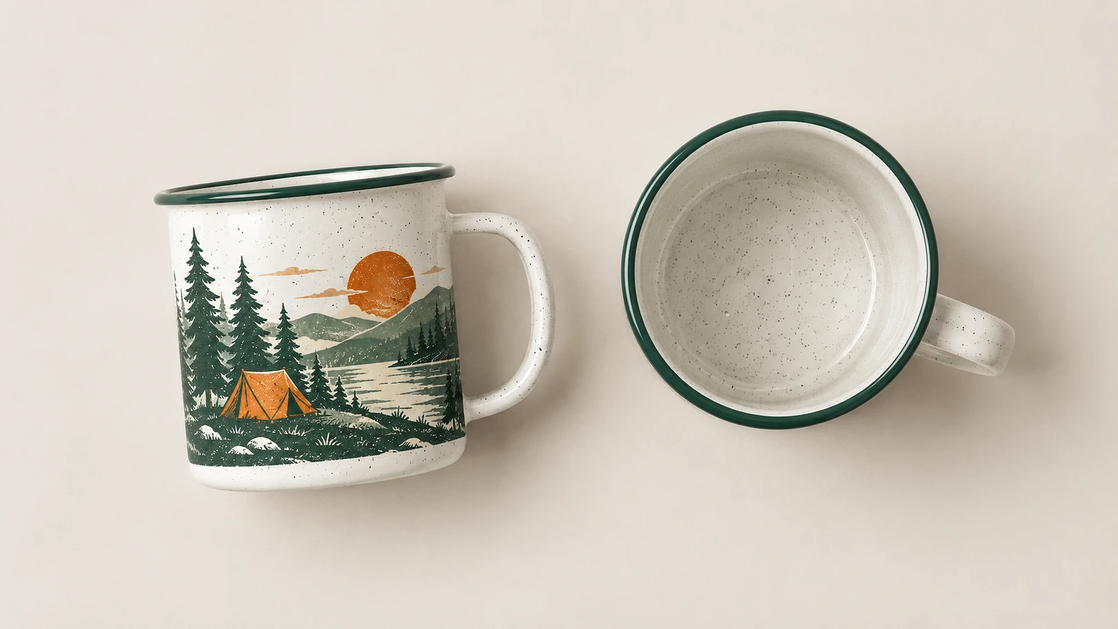 Exterior e interior de caneca de esmalte Duas canecas de esmalte com design de acampamento, mostrando o lado decorado e o interior liso com salpicos