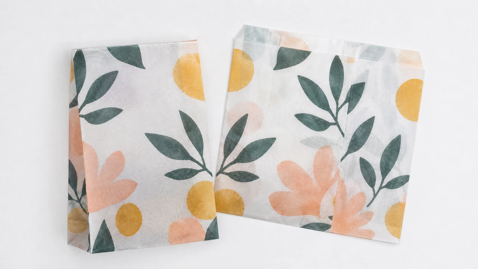 Vistas frontal e traseira de sacola de papel com estampa floral Duas sacolas de papel com estampa floral mostrando as superfícies frontal e traseira
