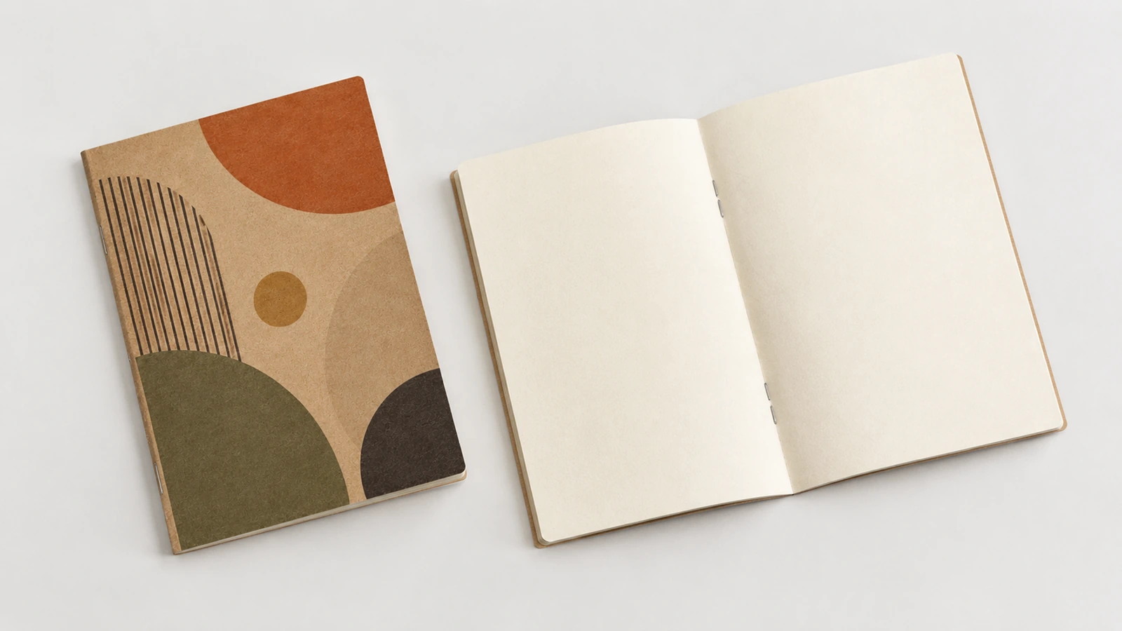Caderno kraft fechado ilustrativo com padrão geométrico, ao lado de um caderno aberto em branco