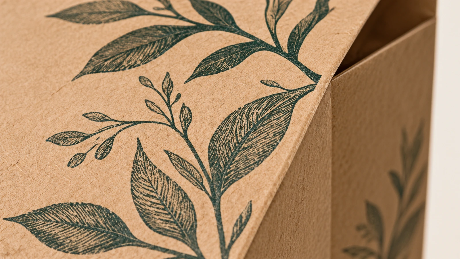 Estampa de folhas e textura do papel marrom Detalhe em close da estampa verde de folhas no canto de um saco de papel marrom