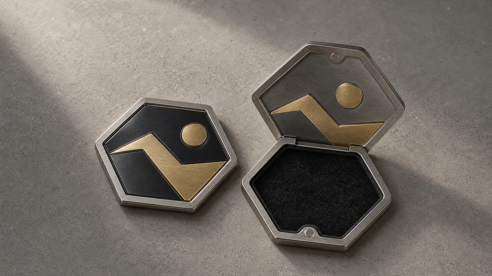 Face de emblema hexagonal e componentes hexagonais correspondentes dispostos sobre uma superfície cinza