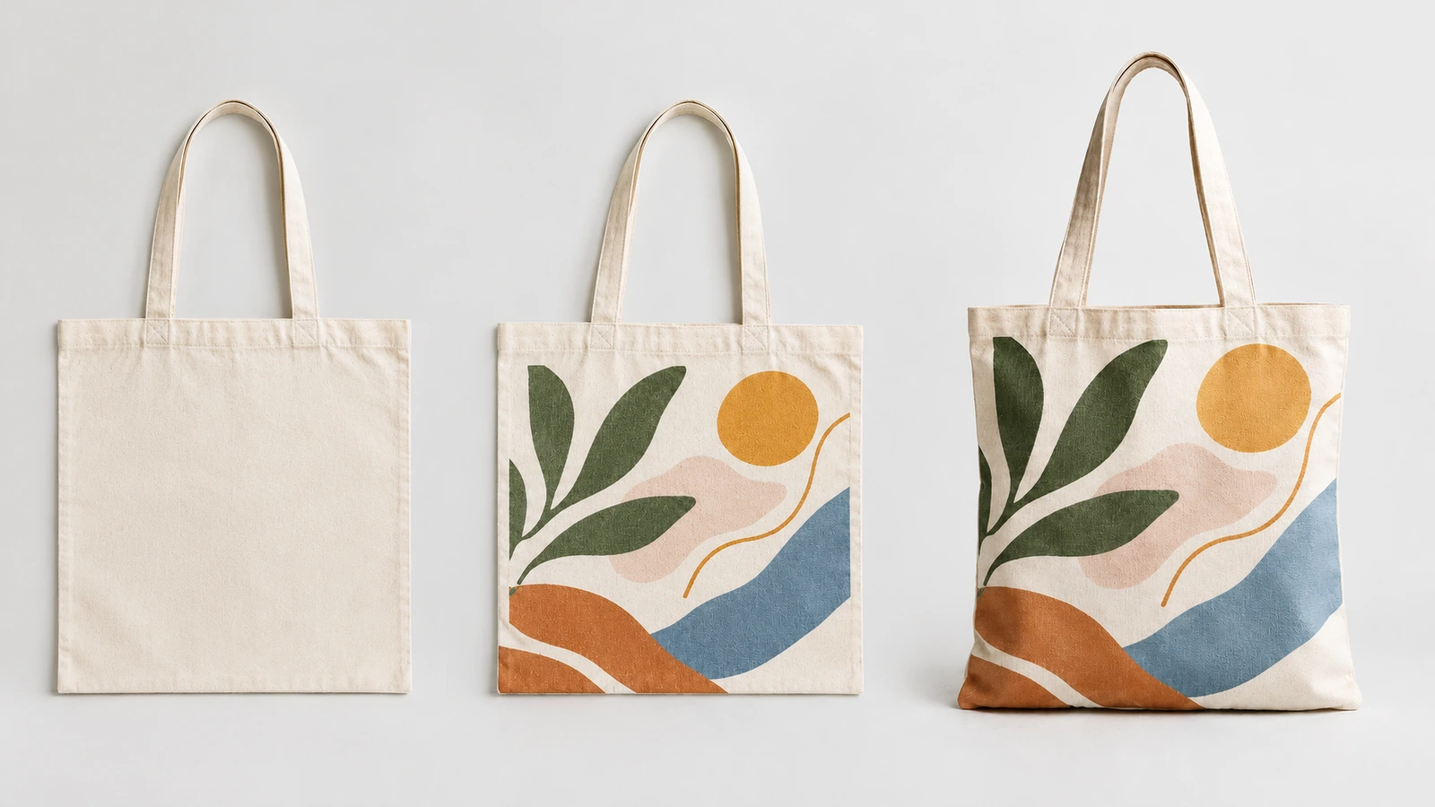 Exemplos de sacolas tote lisas e com estampas botânicas Três sacolas tote creme mostrando uma frente lisa e duas estampas botânicas