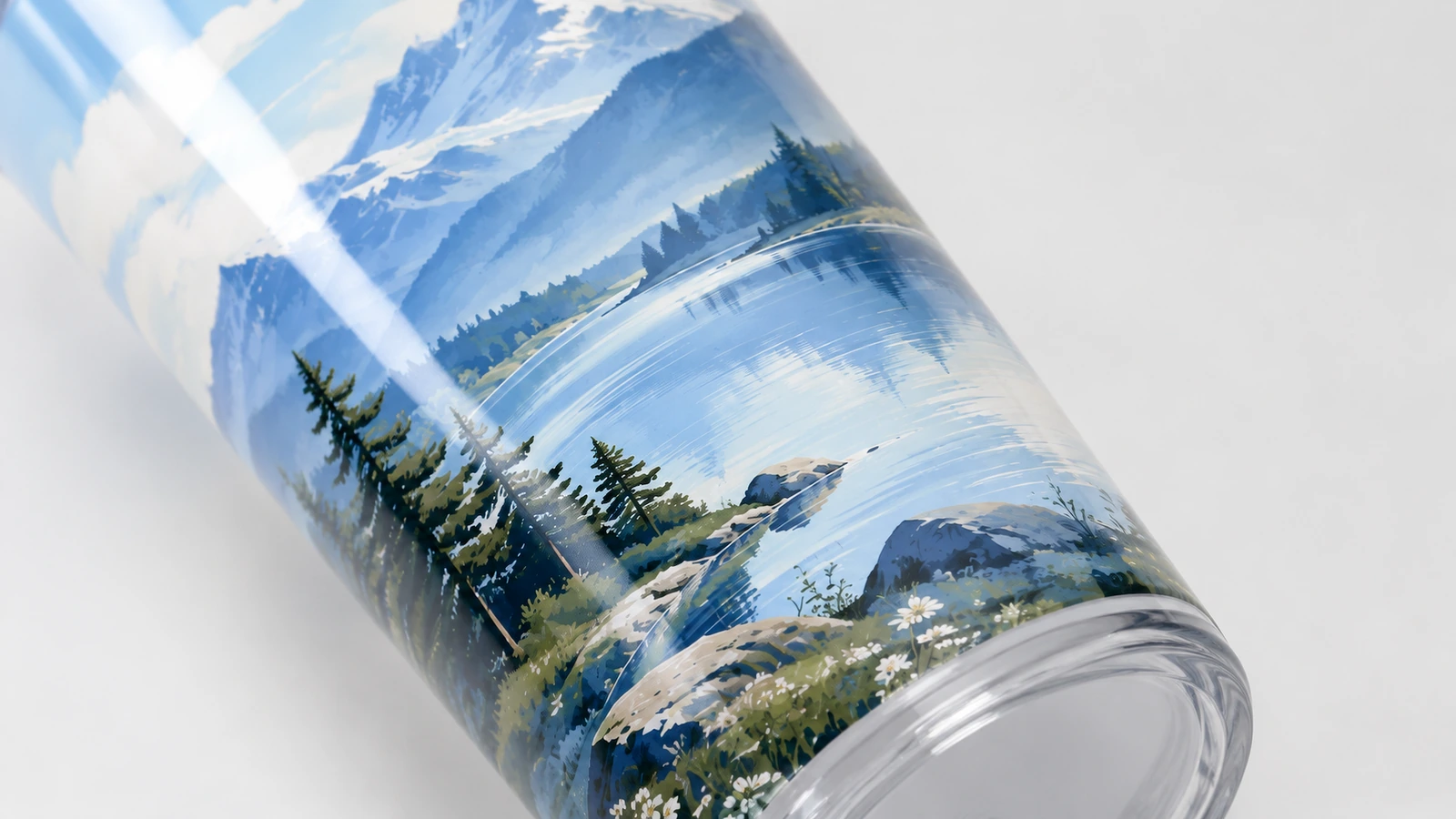 Detalhe aproximado da arte com montanha e lago em um copo de parede transparente