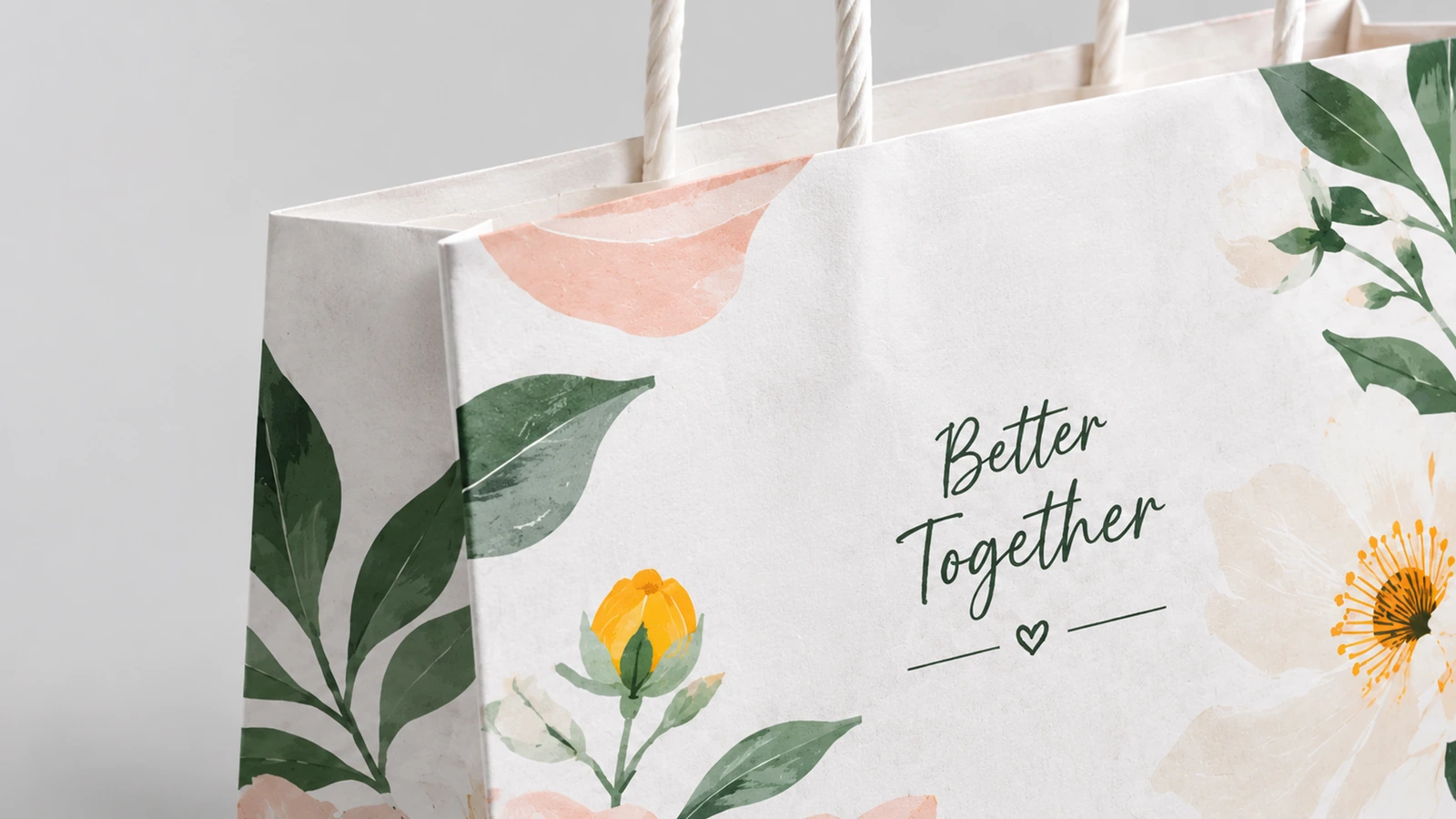 Papel impresso e alças torcidas Close-up da estampa floral, do texto Better Together e das alças de papel torcidas